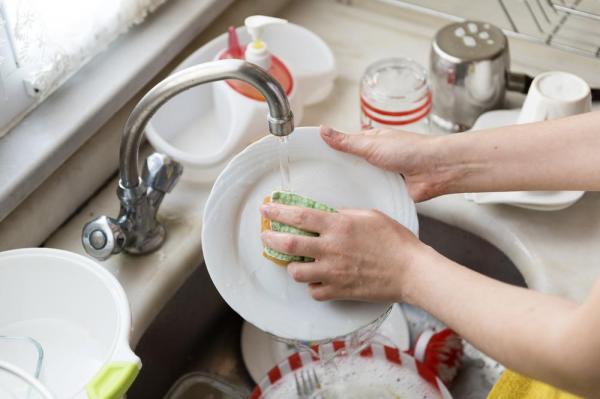 Giải mã giấc chiêm bao thấy người khác rửa bát cho mình