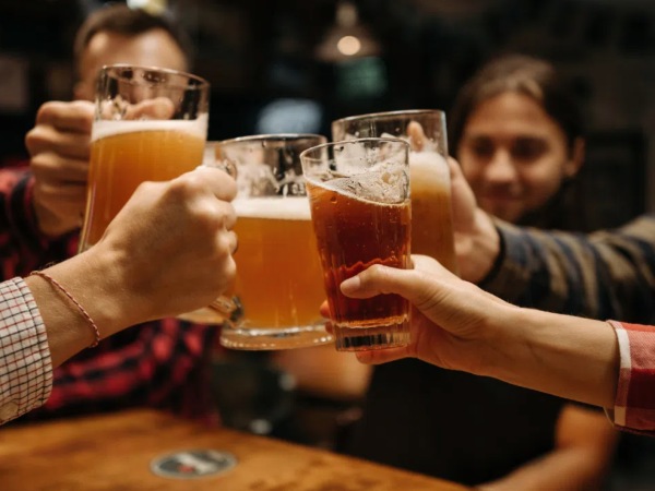 Ngủ mơ thấy uống bia dự báo điềm dữ hay lành?