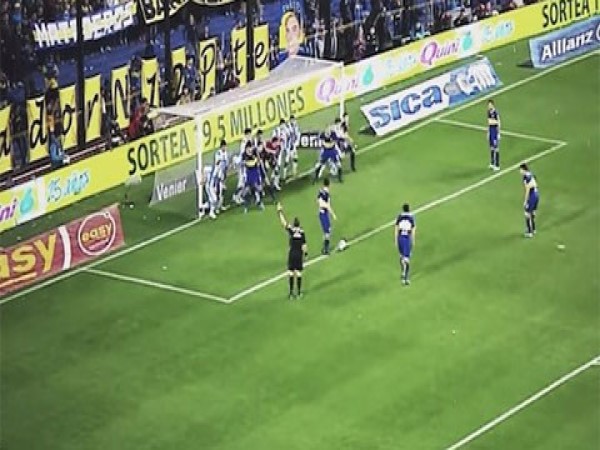 Cách thực hiện đá phạt gián tiếp trong vòng cấm Cách thực hiện đá phạt gián tiếp trong vòng cấm