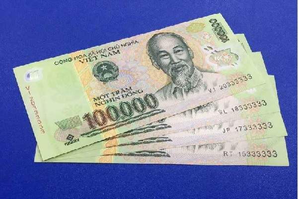 Nằm mơ thấy tiền 100 nghìn giả