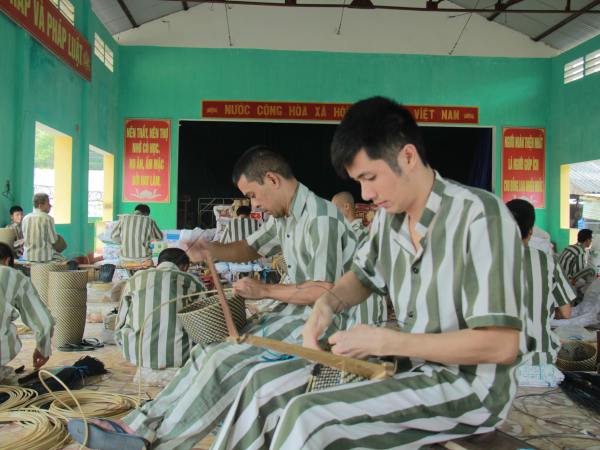 Cách hóa giải tai ương khi nằm mộng thấy đi tù