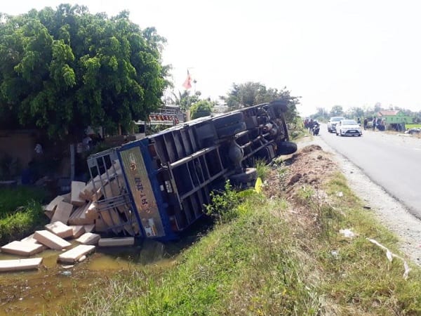 Giải mã các trường hợp mơ thấy xe tải bị lật