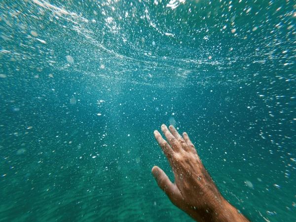 Nằm mơ thấy rơi xuống nước có con gì phát tài phát lộc